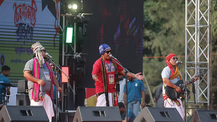 ঢোলের তালে শুরু চৈত্রসংক্রান্তি ব্যান্ড শো